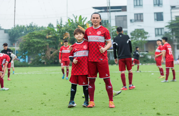 Mars Anh Tú hạnh phúc khi chứng kiến con trai cũng có niềm đam mê thể thao giống bố. Ảnh: NVCC