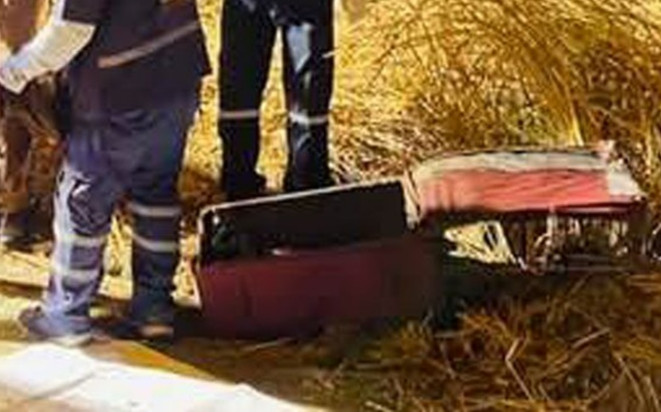 Thấy chiếc vali lạ nằm bên đường, 2 nam công nhân bàng hoàng sau khi kiểm tra Ảnh 2