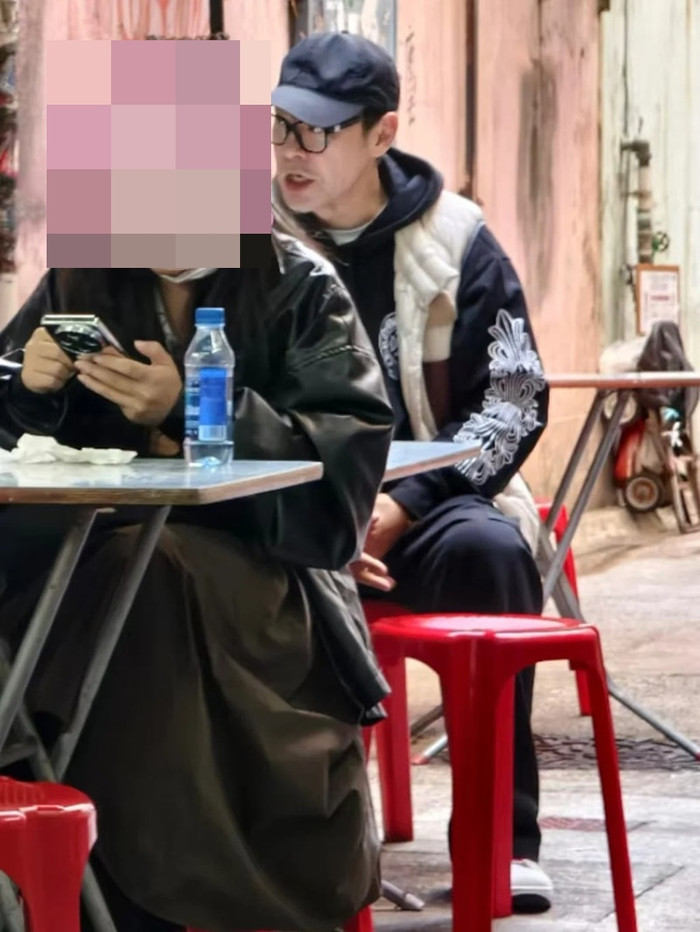 Chung Trấn Đào trong một lần bị bắt gặp ngồi ăn quán lề đường.