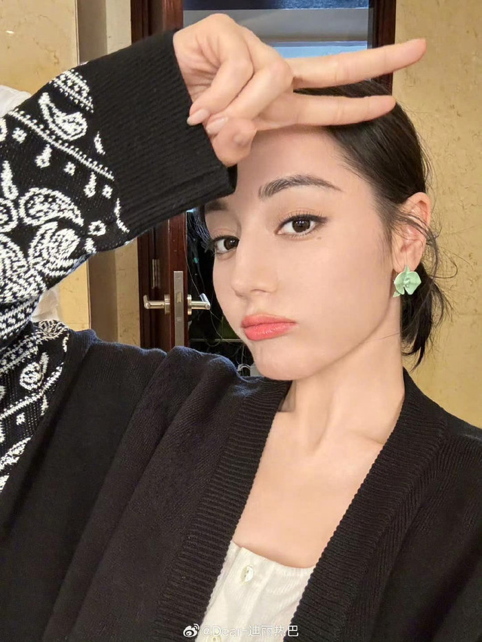 Một trong những hình ảnh mới nhất của Địch Lệ Nhiệt Ba. Ảnh: Sưu tầm