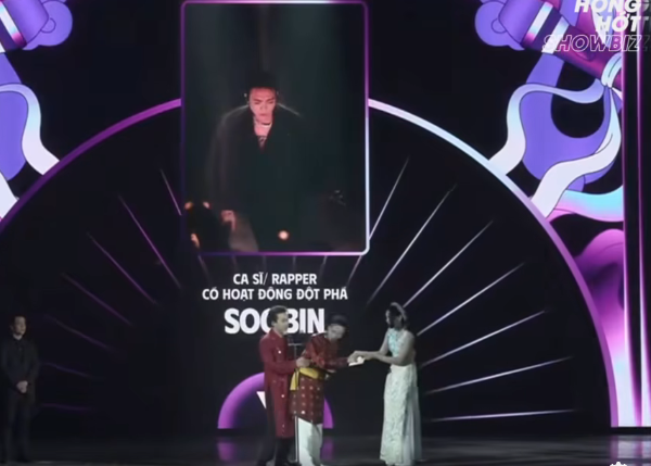 SOOBIN gượng gạo bắt tay Kỳ Duyên sau lời thúc giục của Trấn Thành. (Ảnh WeChoice Award)