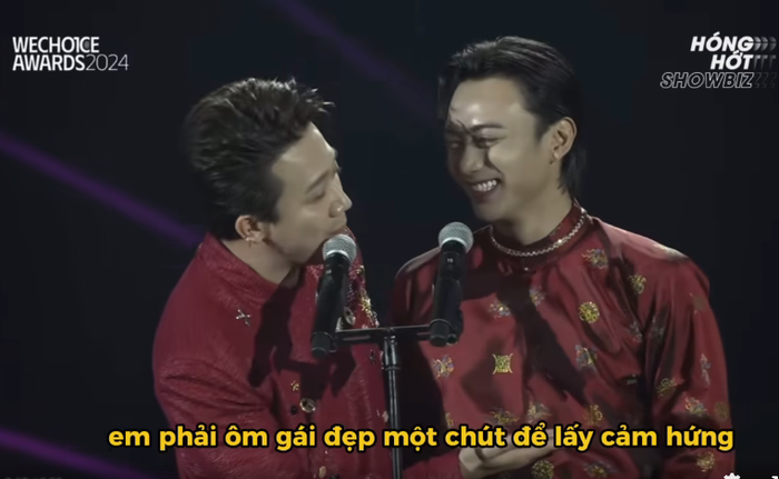 Trấn Thành đùa kém duyên với SOOBIN trên sân khấu. (Ảnh WeChoice Award)