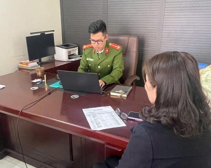 Bà T.T.H trình báo tại Phòng Cảnh sát hình sự. Ảnh: Công an tỉnh Quảng Ninh