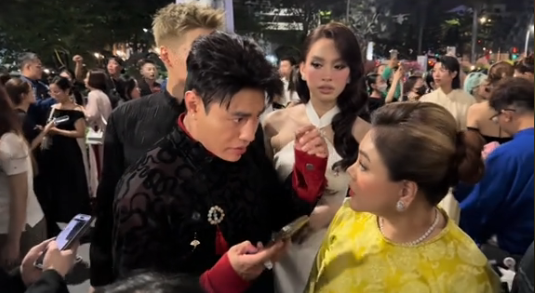 Lê Dương Bảo Lâm lo lắng khi bị chặn ở cửa, không được vào lễ trao giải. (Ảnh Nhịp sống Online)