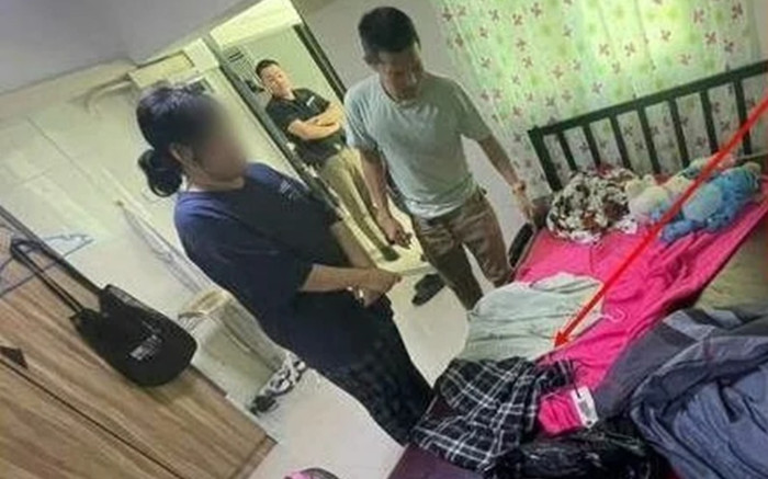 Dọn dẹp ký túc xá, cô lao công sửng sốt khi phát hiện thứ chôn vùi dưới đống rác Ảnh 2