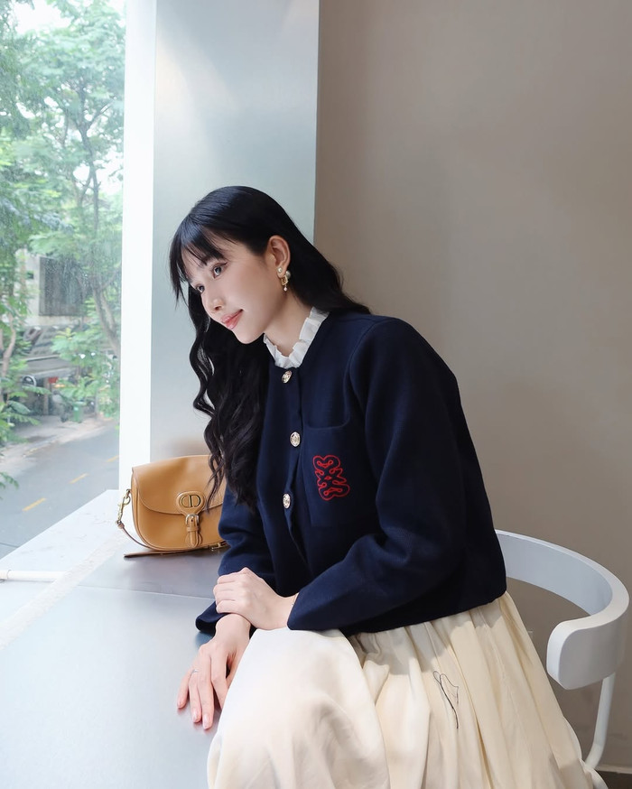 Cùng thương hiệu kể trên, Á hậu Phương Anh còn sở hữu một mẫu túi khác mang tông màu nâu đậm và có mức giá 100 triệu đồng. (Ảnh: FBNV)