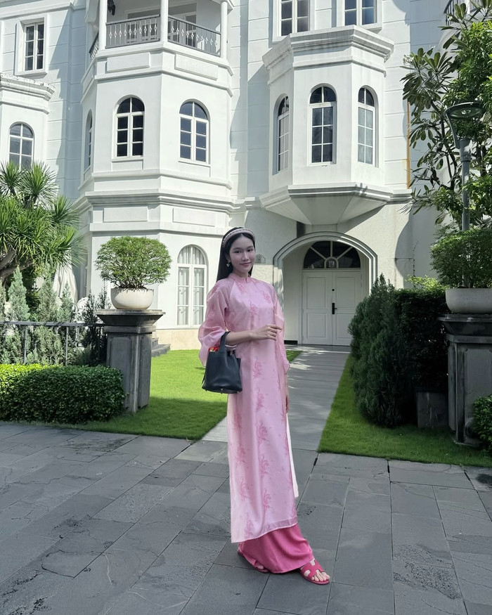 Á hậu Phương Anh còn mạnh tay chi khoảng 110 triệu đồng để mua mẫu túi hình trụ, mang tông màu đen chủ đạo và đến từ 'nhà mốt' xa xỉ ở Pháp. (Ảnh: FBNV)