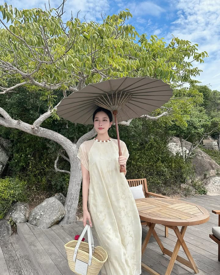 Trong một chuyến du lịch, Á hậu Phương Anh mang mẫu túi được làm từ chất liệu cói, được đan lát tỉ mỉ. Nàng hậu đã phải bỏ ra khoảng 1100 USD (gần 28 triệu đồng) để sở hữu món phụ kiện này. (Ảnh: FBNV)