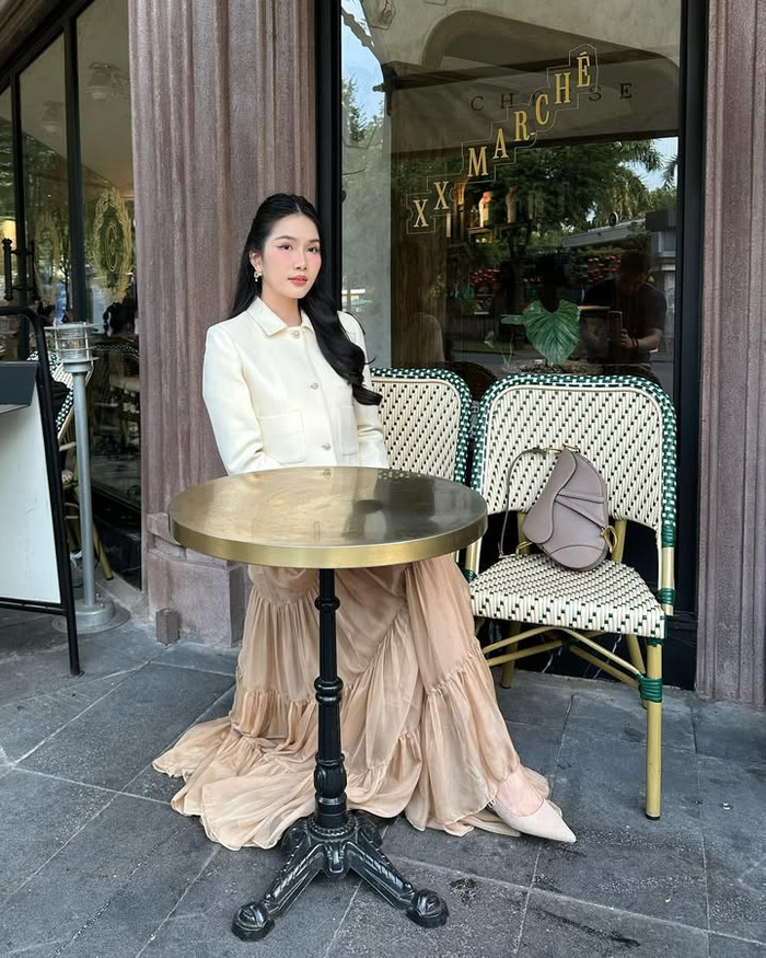 Á hậu Phương Anh còn mạnh tay chi khoảng 120 triệu đồng để mua chiếc túi hình yên ngựa đến từ 'nhà mốt' có Jisoo (BLACKPINK) làm đại sứ toàn cầu. (Ảnh: FBNV)