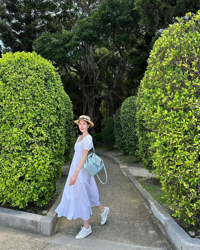 Ngoài những mẫu túi xách cầm tay theo phong cách sang trọng, Á hậu Phương Anh còn đầu tư vào thiết kế balo năng động và mang tông màu xanh baby sành điệu. Món phụ kiện này có giá bán gần 150 triệu đồng. (Ảnh: FBNV)