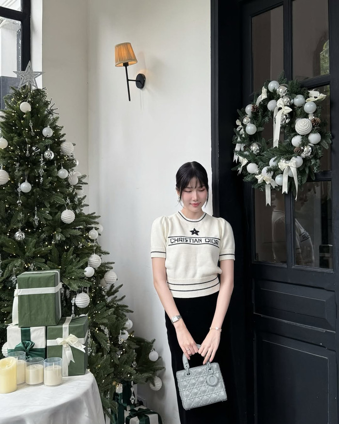 Tủ đồ của Á hậu Phương Anh còn có sự góp mặt của mẫu túi thuộc dòng Lady. Đây là dòng túi 'iconic' của thương hiệu đình đám gắn liền với tên tuổi của Jisoo - chị cả BLACKPINK. Món phụ kiện này hình vuông, có quai xách và được bán với mức giá dao động từ 140 - 190 triệu đồng tùy thuộc vào kích thước. (Ảnh: FBNV)