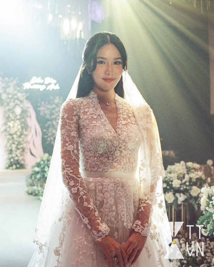 Phương Anh - Á hậu 1 Hoa hậu Việt Nam 2020 là đại diện Việt Nam thi Miss International 2022. Khi ấy, người đẹp được công chúng đánh giá cao và kỳ vọng sẽ mang về thành tích ấn tượng. Tuy nhiên, Á hậu Phương Anh lại không may mắn lọt top 15 chung cuộc. Trở về từ cuộc thi quốc tế, nàng hậu gây bất ngờ khi thông báo kết hôn với tiến sĩ Hồ Đức vào tháng 9/2023. Ông xã Á hậu Phương Anh xuất thân trong gia đình toàn những người có học vị cao, thân thế giàu có. Nàng hậu chính thức bước vào cuộc sống 'dâu hào môn'. (Ảnh: FBNV)