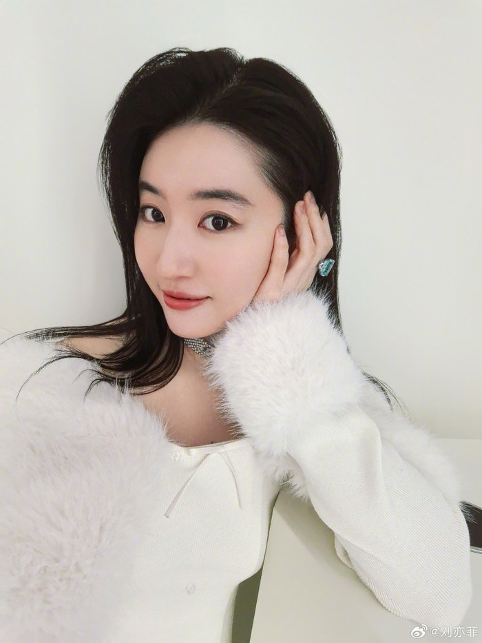 Lưu Diệc Phi leo thẳng hot search khi thắng cúp Thị hậu truyền hình.