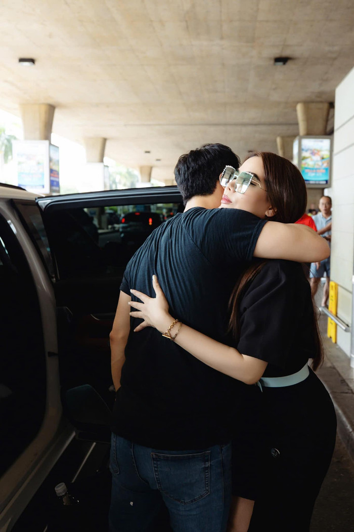 Trước đó, nữ diễn viên 'nhá hàng' bằng tấm ảnh ôm chặt một người. (Ảnh FBNV)