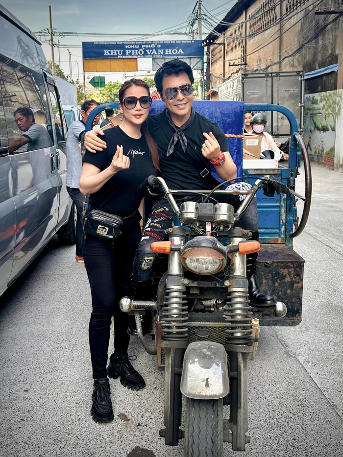 Trương Ngọc Ánh và người đàn ông ngoại quốc là nhà sản xuất Sir Daniel K. Winn cùng nhau đi thiện nguyện. (Ảnh FBNV)