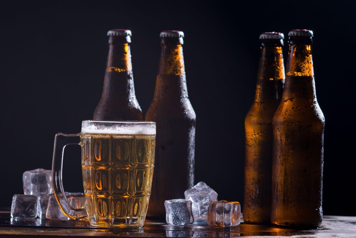 Rượu bia và đồ uống có cồn cũng là 'hung thủ' đang tàn phá làn da bạn.