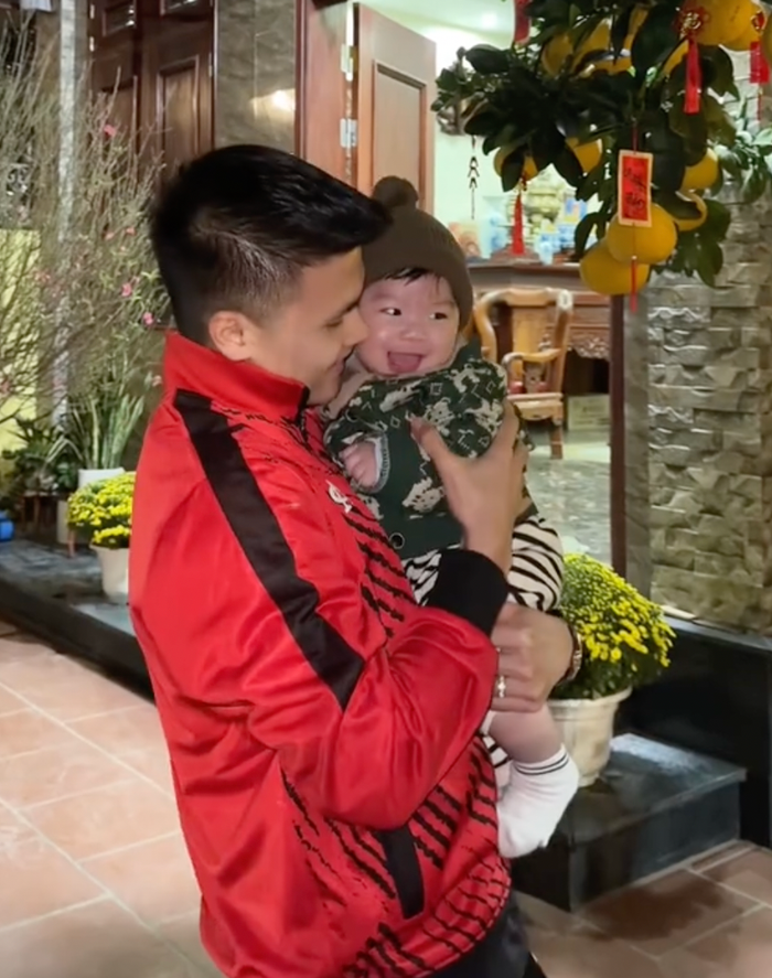 Bố con Quang Hải mang về hơn nửa triệu lượt yêu thích. (Ảnh chụp màn hình)