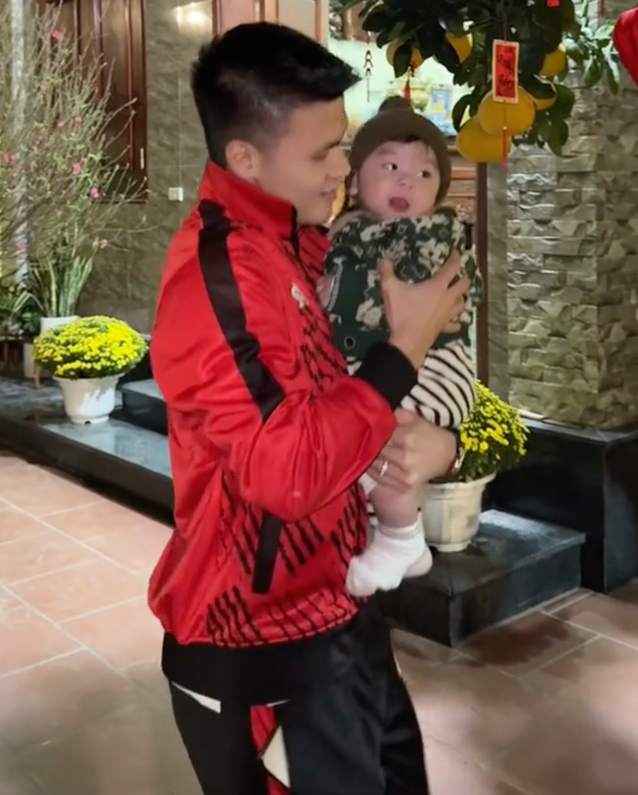 Từng đoạn video có sự góp mặt của bố con Quang Hải tạo nên 'cơn sốt' khắp các diễn đàn mạng xã hội. (Ảnh chụp màn hình)