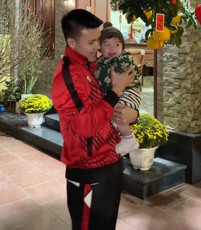 Biểu cảm đáng yêu của con trai Quang Hải được công chúng khen ngợi. (Ảnh chụp màn hình)