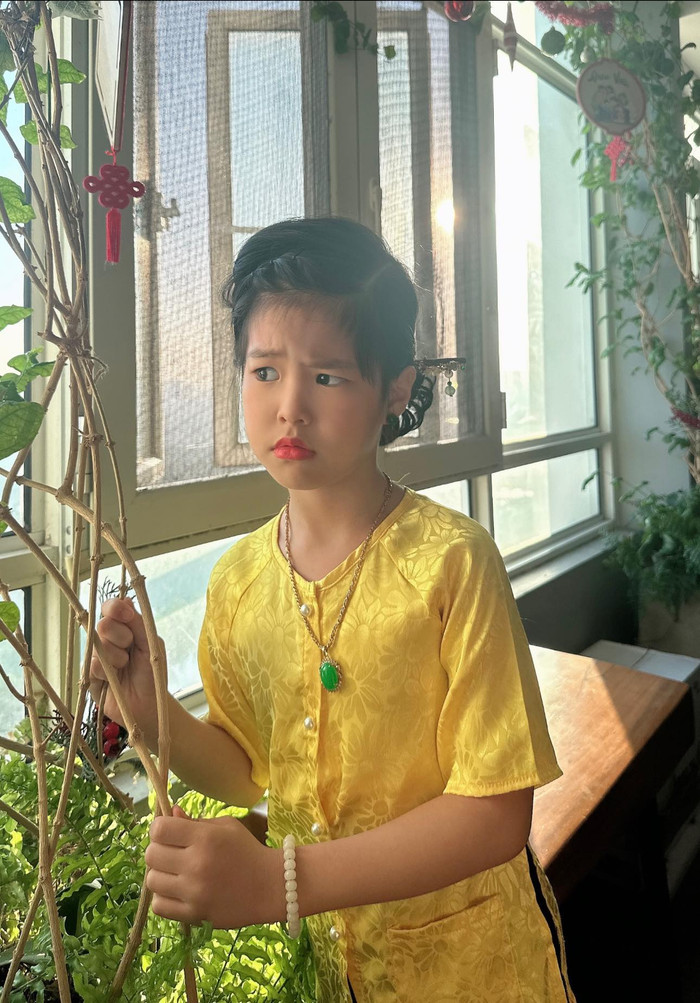 Con gái Lê Phương ăn vận, tạo dáng y hệt mẹ. Ảnh: FBNV