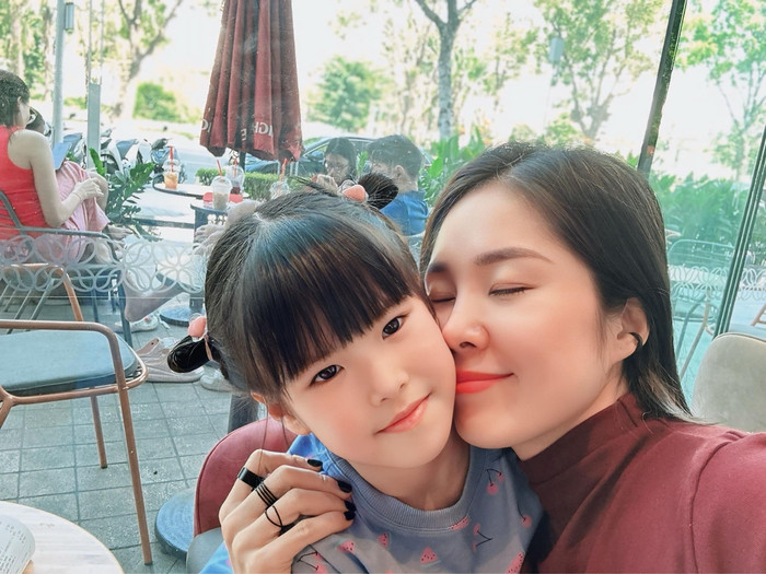 Lê Phương hết mực cưng chiều con gái út. Ảnh: FBNV
