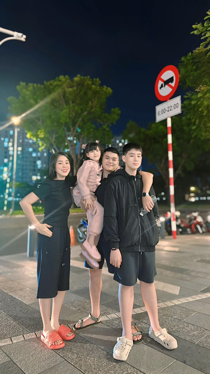 Vợ chồng Lê Phương vui vẻ cho các con đi dạo phố. Ảnh: FBNV