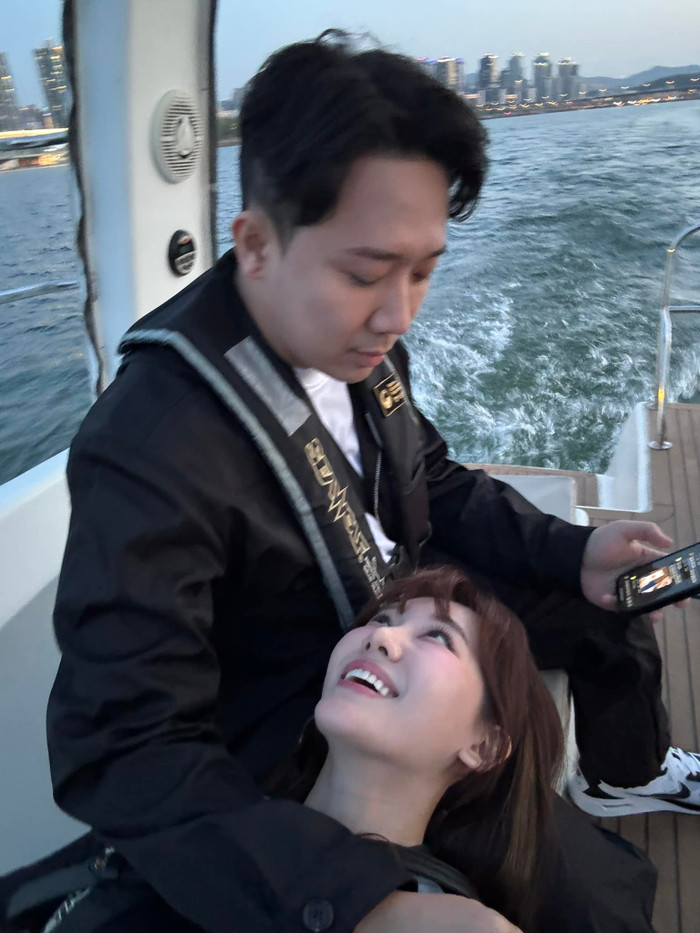 Hari Won cho biết khoảnh khắc ngắm Trấn Thành ngủ say trông anh rất dễ thương. (Ảnh FBNV)