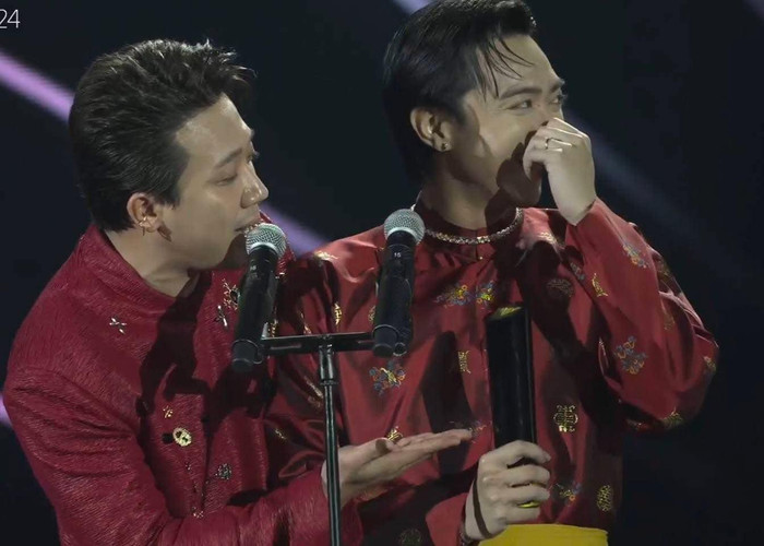 Showbiz 24h: SOOBIN Hoàng Sơn không giấu được sự bối rối trước câu nói của Trấn Thành. Cuối cùng, nam ca sĩ và Hoa hậu Kỳ Duyên đã quyết định bắt tay nhau để xử lý tình huống ngại ngùng trên sân khấu. Ảnh: Sưu tầm