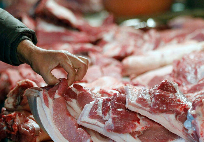 Chọn thịt lợn ăn Tết đang là một vấn đề được nhiều người tiêu dùng quan tâm.