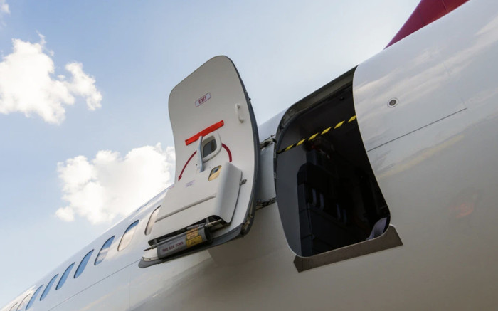 Cãi nhau với bạn gái, nam hành khách lao ra mở cửa thoát hiểm máy bay Ảnh 2