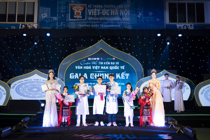 17 giải thưởng phụ khác cũng đã được trao cho các thí sinh còn lại. 