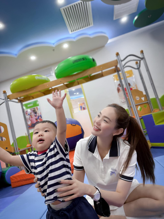 Minh Hằng đang hạnh phúc với thiên chức làm mẹ. Nữ ca sĩ cũng có hôn nhân viên mãn. (Ảnh FBNV)