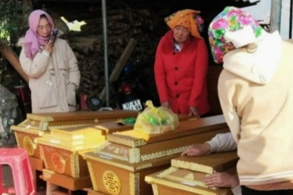 Người thân đau xót trước sự ra đi đột ngột của các nạn nhân. Ảnh: Dân Trí