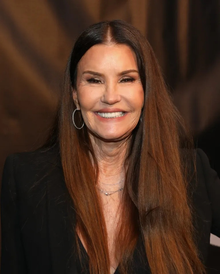 Mẹo làm đẹp đặc biệt khác của siêu mẫu Janice chính là sử dụng sản phẩm chăm sóc da từ nước tiểu cừu.