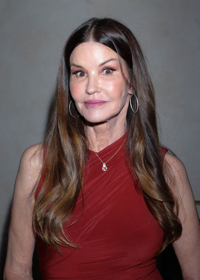 Siêu mẫu Janice Dickinson sử dụng nước đá để duy trì làn da săn chắc.