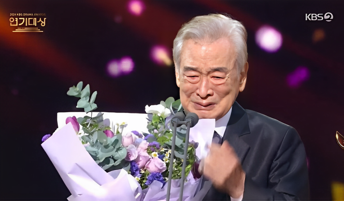 Nam diễn viên Lee Soon Jae khóc khi nhận giải thưởng lớn ở tuổi 90.