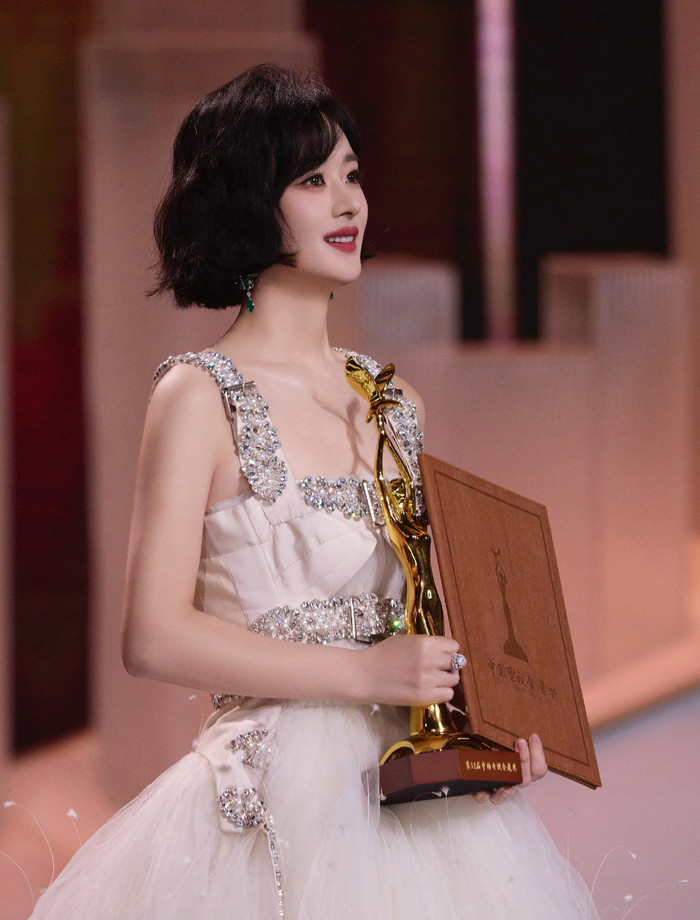 Triệu Lệ Dĩnh nhận phản ứng trái chiều khi thắng 2 giải Thị hậu.