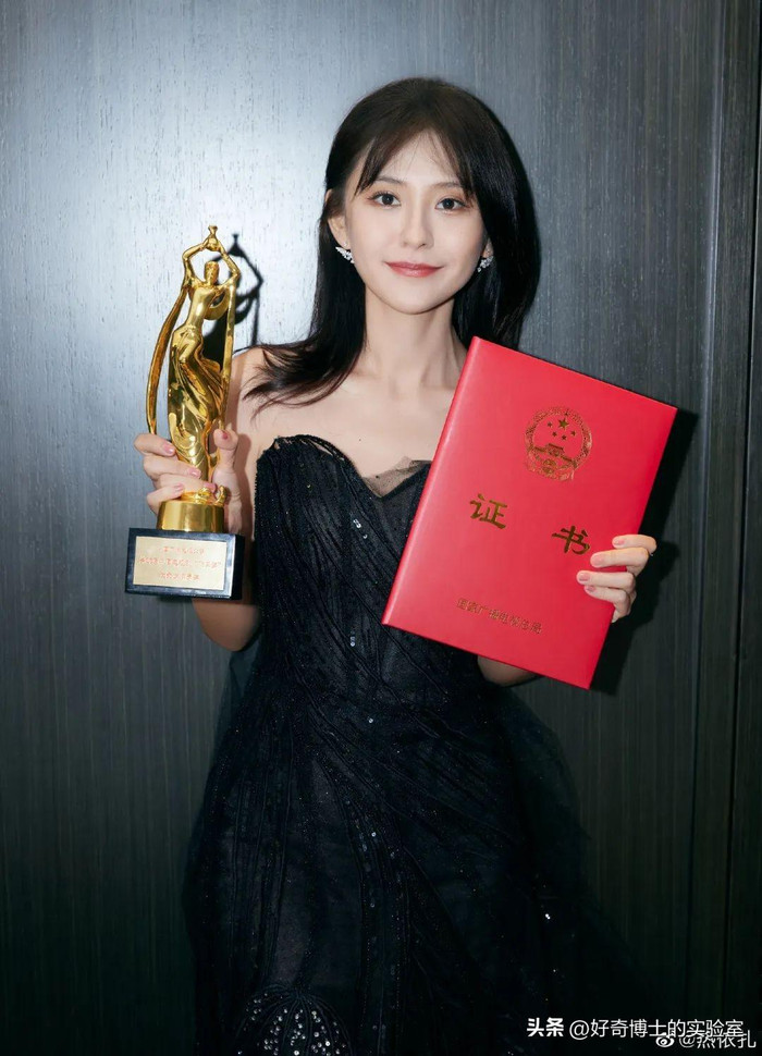 Nhiệt Y Trát được công chúng ủng hộ nhiệt tình.