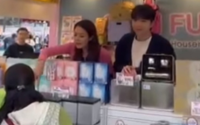 Hoa hậu nổi tiếng 'hạ mình' đi bán hàng dưới phố khi bạn trai tỷ phú làm ăn thua lỗ? Ảnh 2