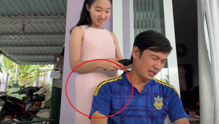 Vợ nam diễn viên Tiết Cương từng để lộ dấu hiệu mẹ bầu trước khi xác nhận mang thai. (Ảnh: Chụp màn hình YouTube Tiết Cương)