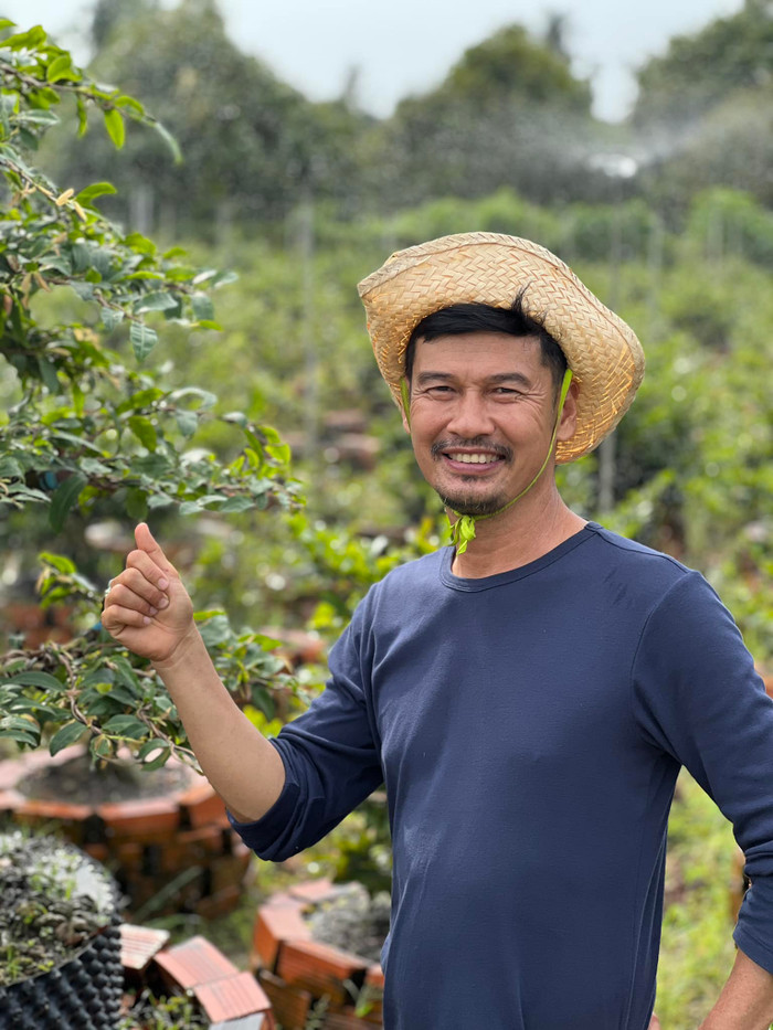 Nam diễn viên tận hưởng cuộc sống bình yên, gần gũi với thiên nhiên tại nhà ở Long An. (Ảnh: FBNV)