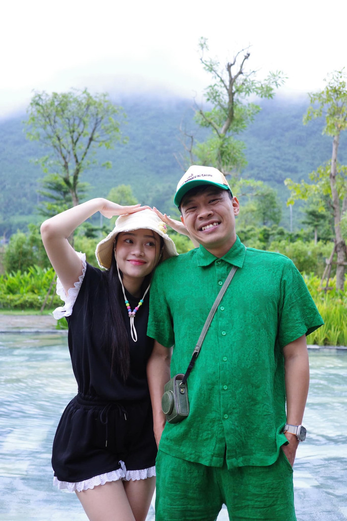 Nam diễn viên cho biết vợ chồng anh chỉ đủ ăn đủ mặc, không quá giàu có như nhiều người hay đồn đoán. (Ảnh FBNV)