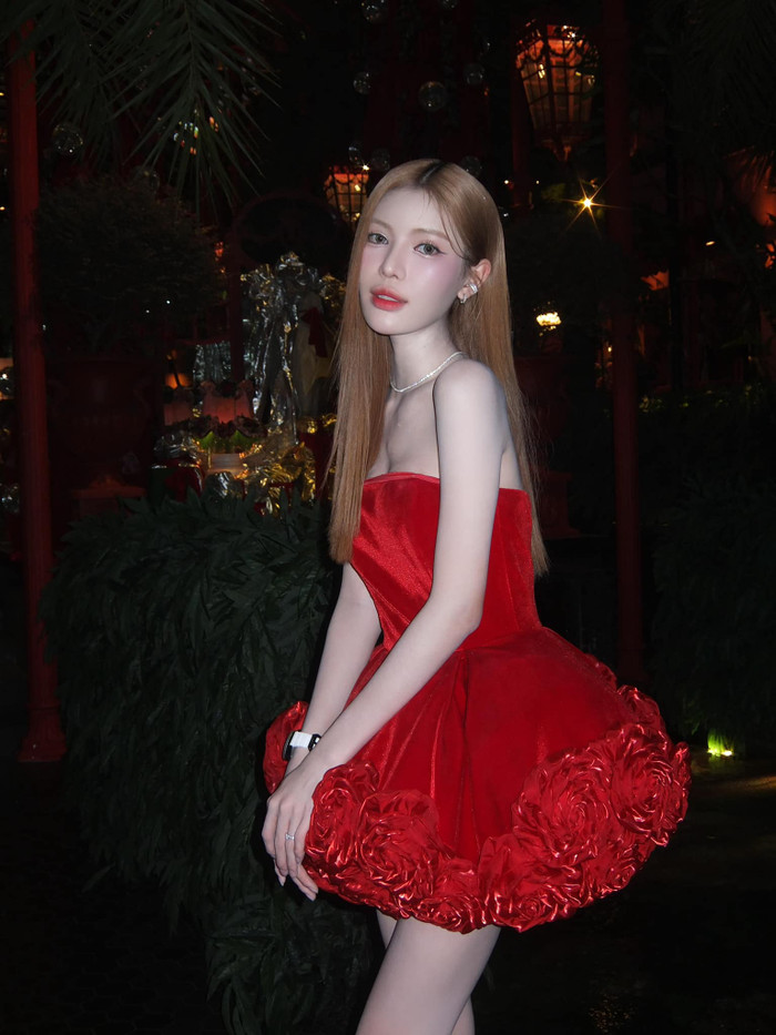 Á hậu 19 tuổi có lợi thế về làn da trắng phát sáng, dễ dàng phối đồ và nổi bật giữa đám đông. (Ảnh FBNV)