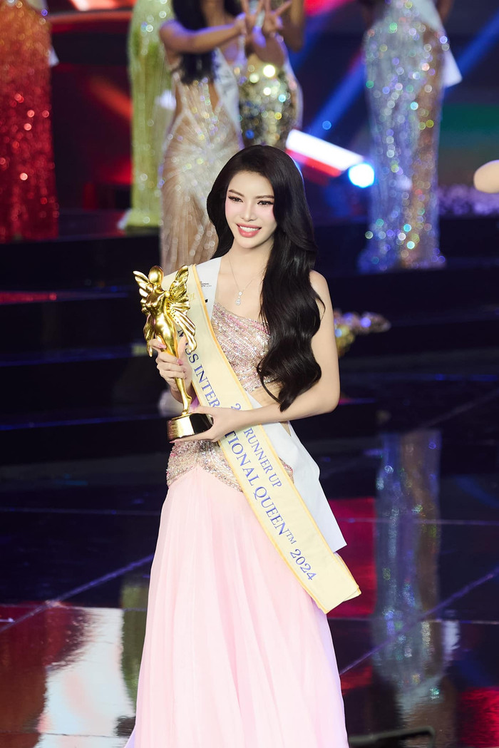 Tường San đoạt thành tích Á hậu 2 tại Miss International Queen 2024. 