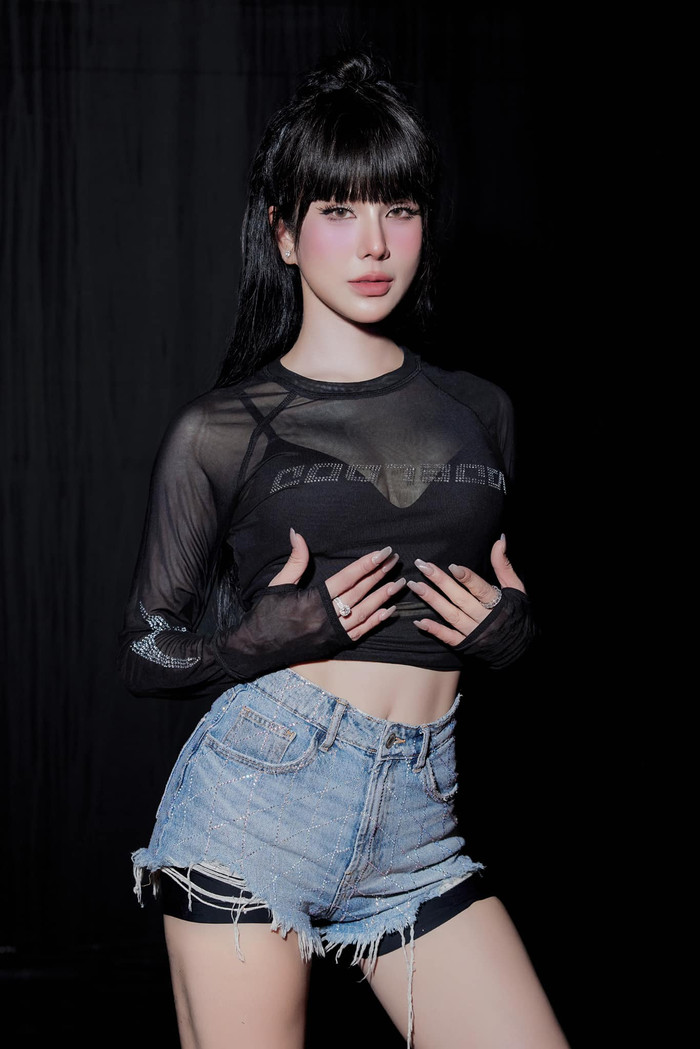 Không chỉ những mẫu váy liền, Diệp Lâm Anh còn trổ tài phối đồ với những thiết kế thời trang tách lẻ. Nữ ca sĩ từng kết hợp mẫu áo croptop xuyên thấu cùng quần short lưng cao. Bản phối thời trang này giúp Diệp Lâm Anh trở nên trẻ trung, thời thượng đồng thời tôn lên những ưu điểm về hình thể. (Ảnh: FBNV)