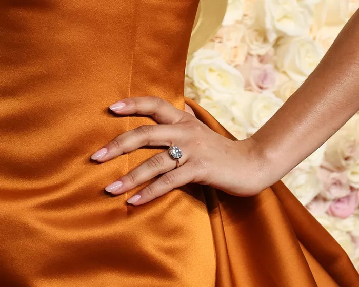 Cận cảnh chiếc nhẫn đính hôn có giá hơn 5 tỷ đồng của diễn viên Zendaya.