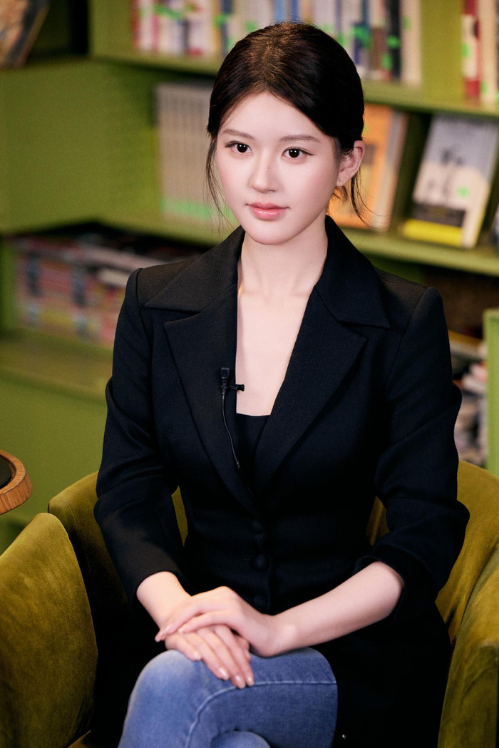 Phía nữ diễn viên Triệu Lộ Tư gián tiếp phủ nhận tin đồn giải nghệ. 