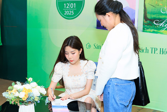 Nhiều khán giả chờ đợi để giao lưu cùng Tuệ Nghi.