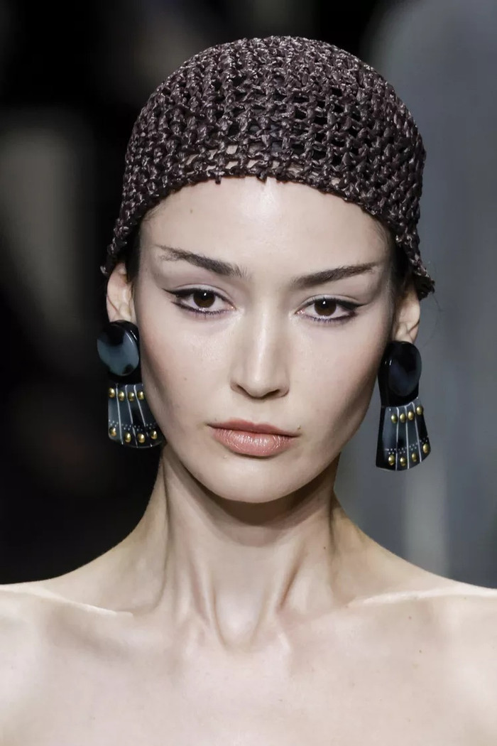 Các chi tiết mạ vàng và hoa văn phức tạp từ thời kỳ Baroque tiếp tục làm say đắm giới mộ điệu. Trên các sàn diễn của Saint Laurent, Valentino và Emporio Armani, các mẫu vòng cổ dày, hoa tai quá khổ trở thành điểm nhấn quan trọng. Sự xa hoa này không chỉ mang lại vẻ quyền quý mà còn thể hiện cá tính mạnh mẽ.