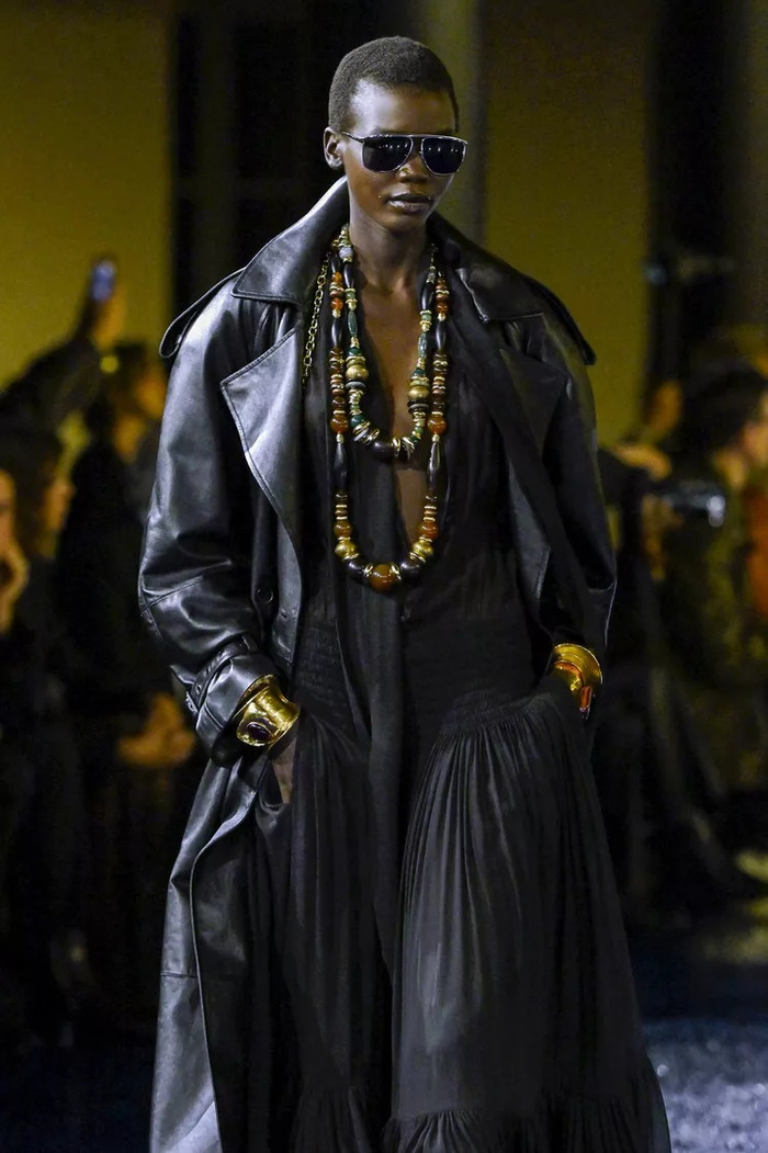 Năm 2025, vòng cổ đính hạt maxi dài, nhiều lớp trở thành tâm điểm tại các show diễn xuân/hè của Saint Laurent, Etro và Ralph Lauren. Kết hợp cùng váy maxi hoặc áo khoác da, trang sức hạt cườm mang đến sự hài hòa giữa nét hoài cổ và hiện đại.